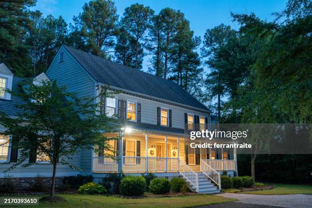 haus im kolonialstil in der abenddämmerung - kolonialstil stock-fotos und bilder