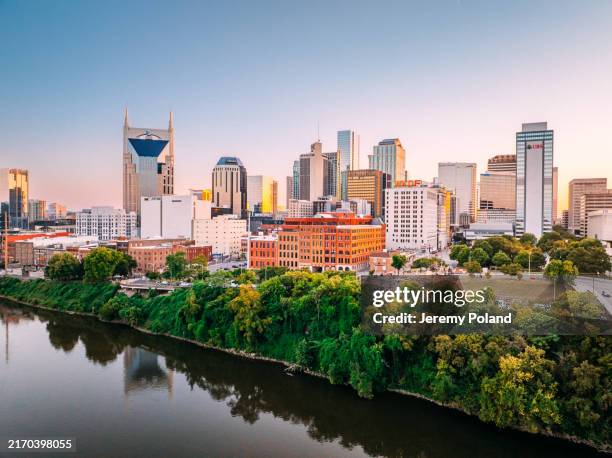 downtown nashville, tennessee skyline from the northeast bank of the cumberland river - nashville stockfoto's en -beelden