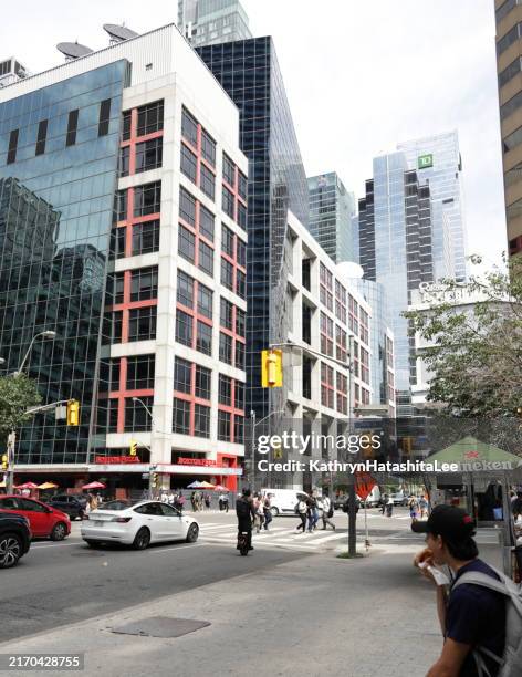 front street west, downtown toronto, canada - front street toronto foto e immagini stock