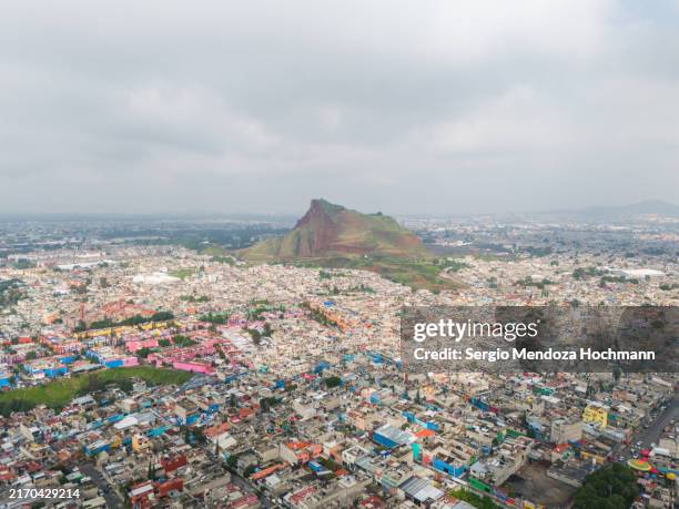 aerial drone view of yuhualixqui volcano in the middle of low income housing in iztapalapa - eastern mexico city, mexico - iztapalapa fotografías e imágenes de stock
