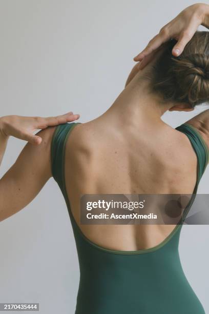 jeune femme effectue une routine de fitness à domicile, pilates - bodysuit photos et images de collection