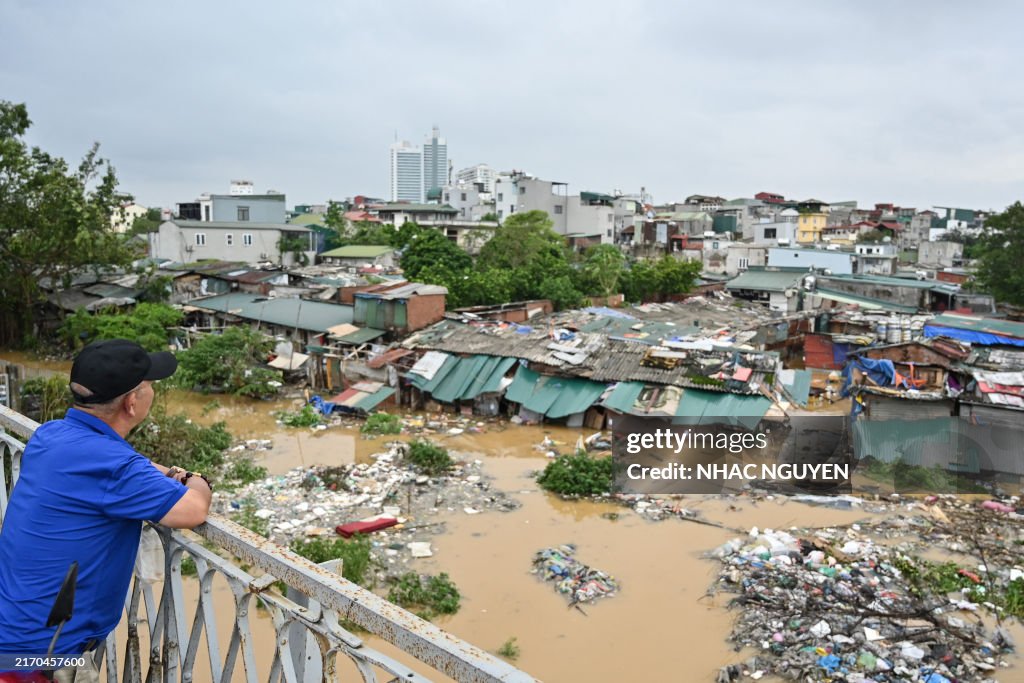 TOPSHOT-VIETNAM-TYPHOON-WEATHER
