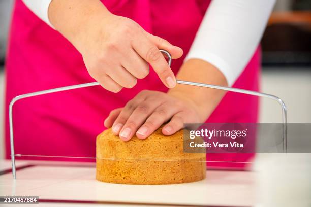 educational cooking training class with women at cake workshop - kuchen dekorieren stock-fotos und bilder