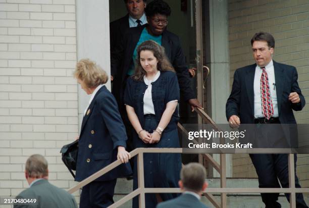Susan Smith, menottes aux poignets, quitte le tribunal à l’issue d’une audience, le 10 juillet 1995 à Union en Caroline du Sud. Susan Smith a été...