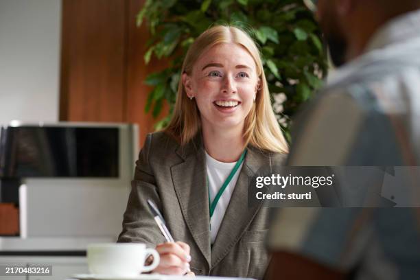advisor helping with paperwork - employment and labour stock pictures, royalty-free photos & images