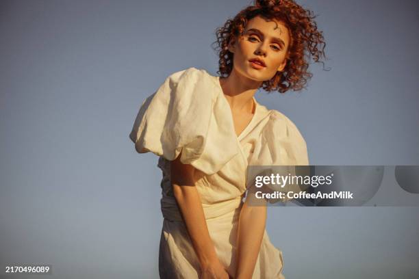 sonnenbeschienenes selbstvertrauen - frau kleid stock-fotos und bilder