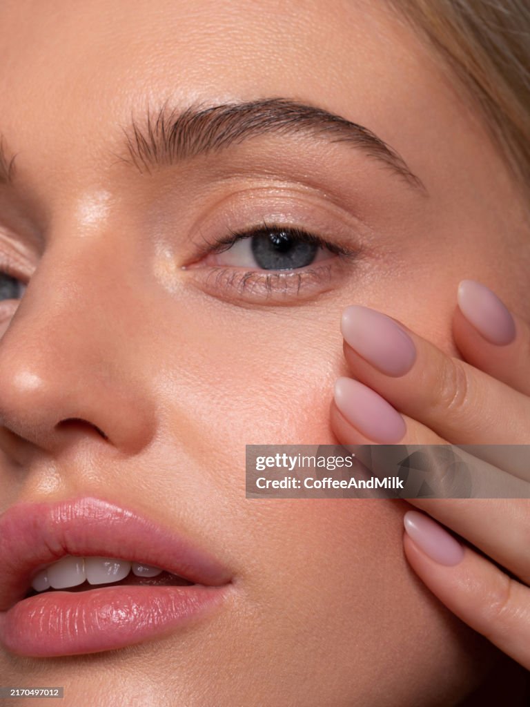 Porträt einer schönen Frau mit natürlichem Make-up