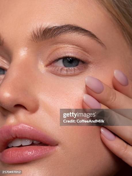 ritratto di una bella donna con make-up naturale - trattamento per la pelle foto e immagini stock