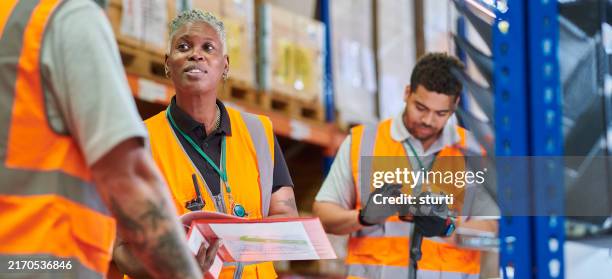 senior warehouse manager che fornisce un'introduzione alla sicurezza - manuale foto e immagini stock
