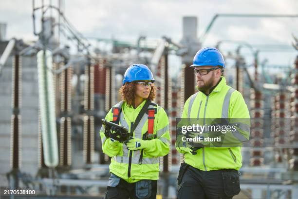 team di manutenzione della sottostazione - abbigliamento da lavoro foto e immagini stock