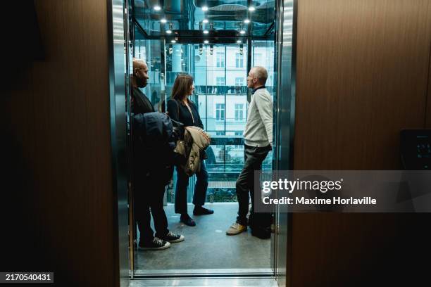 en el ascensor de una moderna oficina en parís, francia - ascensor fotografías e imágenes de stock