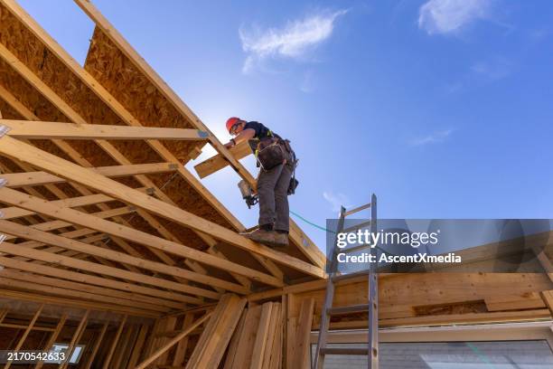 bauarbeiter rahmen neues haus ein - baustelle stock-fotos und bilder