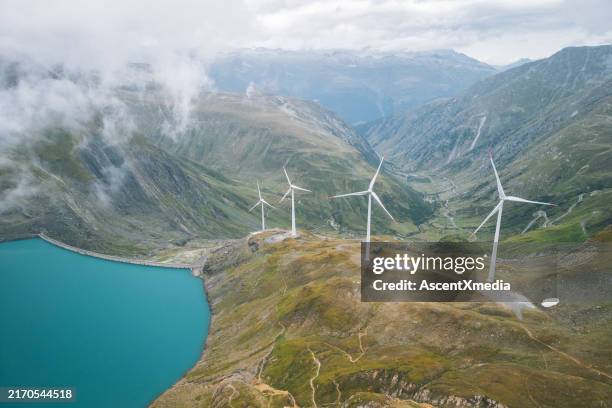 vista aérea del lago alpino y las turbinas eólicas - fábricas tradicionales fotografías e imágenes de stock