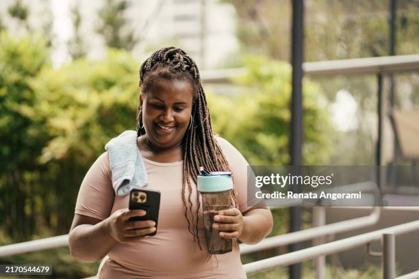 black woman resting after working out at the gym - fazer dieta imagens e fotografias de stock