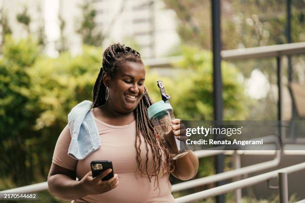 black woman resting after working out at the gym - body positive stock pictures, royalty-free photos & images