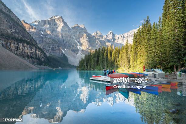 beautiful moraine lake at banff national park. alberta, canada - canadese rocky mountains stockfoto's en -beelden