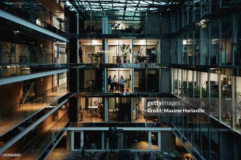 Modernes Bürogebäude bei Nacht in Paris, Frankreich