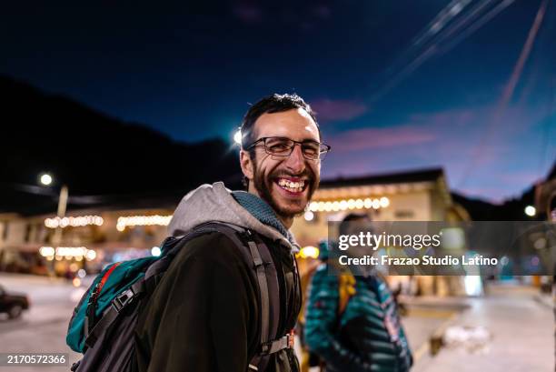 portrait of a tourist man on a chinchero district, peru - viaje barato fotografías e imágenes de stock