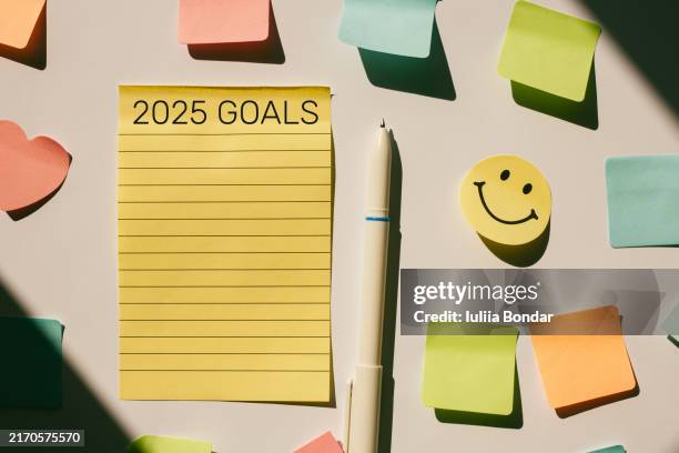 2025 goals text on a yellow piece of paper - mot photos et images de collection