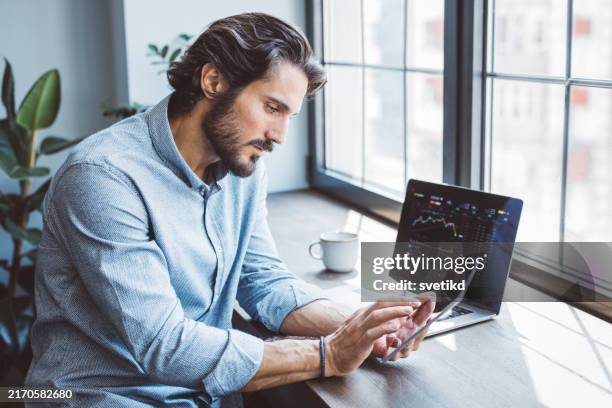 businessman working from home office - börsenhändler stock-fotos und bilder