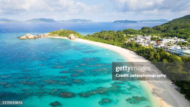 沖縄県渡嘉敷島の阿波連ビーチの空中写真 - okinawa ストックフォトと画像