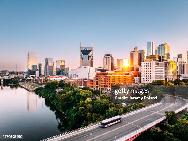 autobús de transporte público que cruza el puente woodland st. en el centro de nashville, tennessee, a través del río cumberland - nashville fotografías e imágenes de stock
