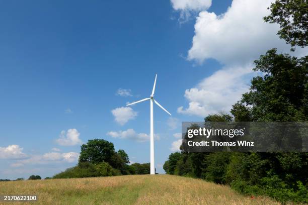 wind turbine in an agricultural field - en el centro fotografías e imágenes de stock