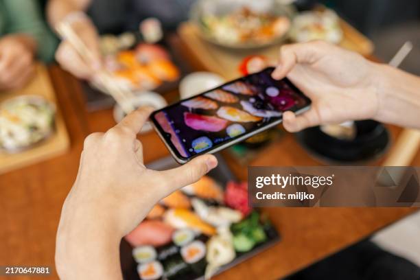 sushi-essen in einem restaurant - naschmarkt wien stock-fotos und bilder