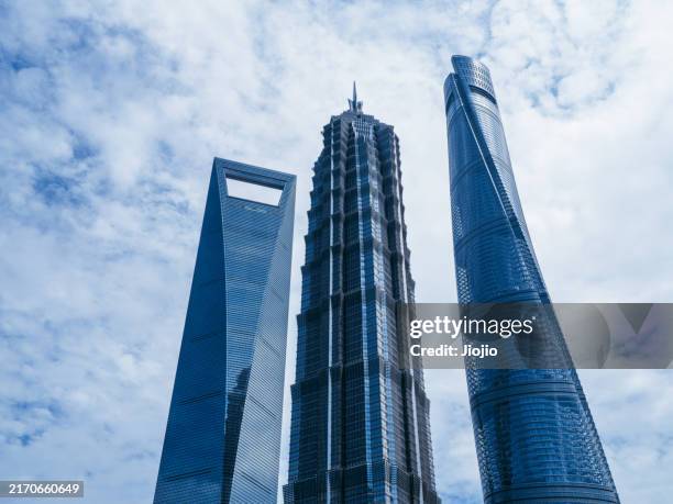skyscraper against sky - shanghai-world-financial-center stockfoto's en -beelden