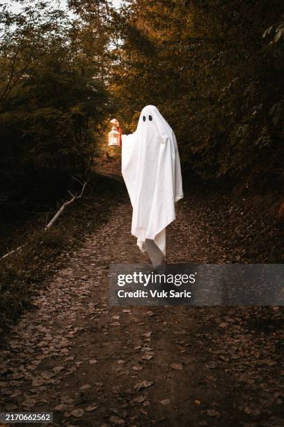 fantasma con lanterna - fantasma foto e immagini stock