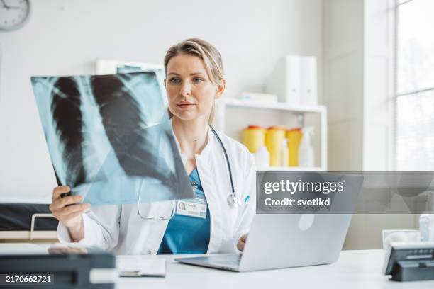 doctor meeting remotely with her patient - lunga bildbanksfoton och bilder