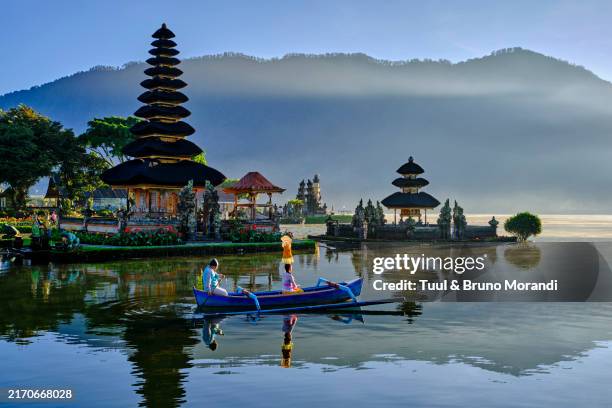 indonesia, bali, bedugul, ulun danu temple on lake bratan - indonesien stock-fotos und bilder
