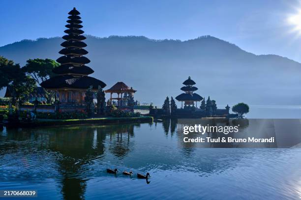 indonesia, bali, bedugul, ulun danu temple on lake bratan - indonesia fotografías e imágenes de stock