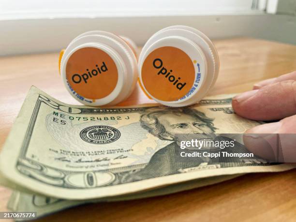 opiates and diversion - drogados imagens e fotografias de stock