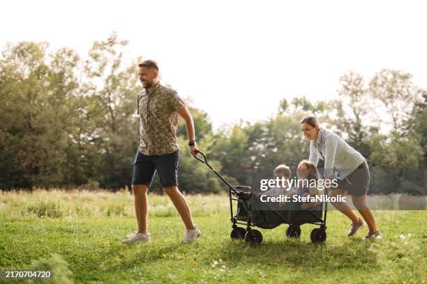 glückliche familie - mittelalter mann stock-fotos und bilder