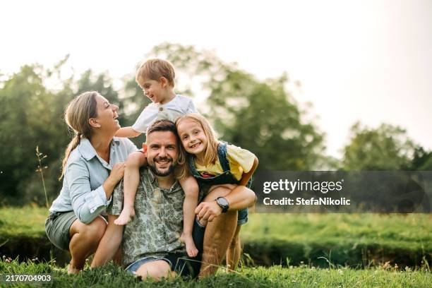 retrato de una familia feliz - aire libre fotografías e imágenes de stock