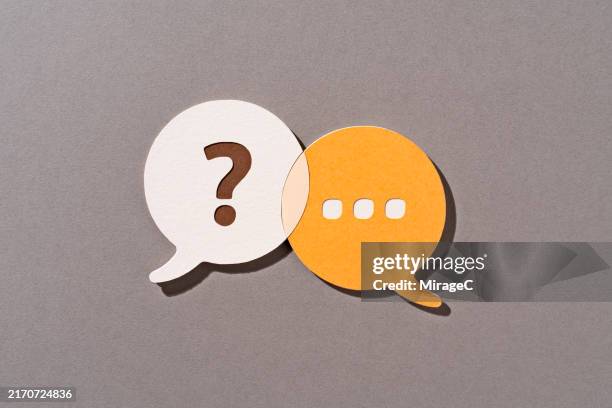 question and answer speech bubbles overlapping, paper craft - chiedere foto e immagini stock
