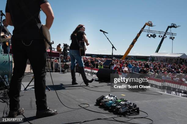 Country music singer Gretchen Wilson performs during a campaign event with Republican presidential nominee former President Donald Trump at Central...