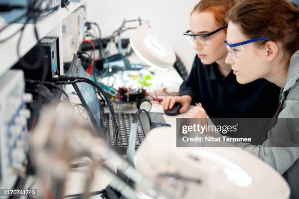 learning electronic engineering fosters the development of critical thinking, reasoning, and decision-making skills. - oszilloskop forschungsutensilien stock-fotos und bilder