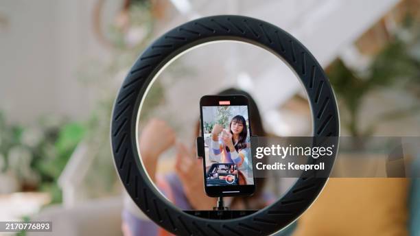 beauty blogger make up for teaching on online platform - mensagem com foto imagens e fotografias de stock