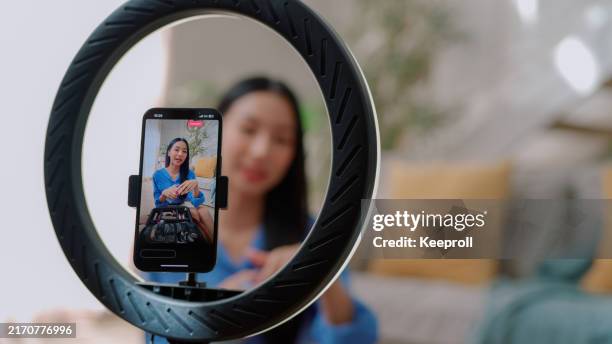 blogger de belleza maquillaje para enseñar en una plataforma en línea - mensaje de móvil fotografías e imágenes de stock