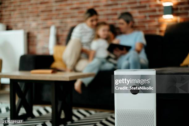 luftreiniger moderne gesundheitstechnologie - luftfilter stock-fotos und bilder