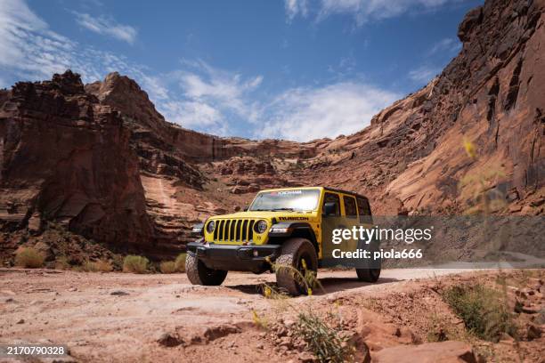 con el jeep en shafer trail, moab, utah - vehículo de todo terreno fotografías e imágenes de stock