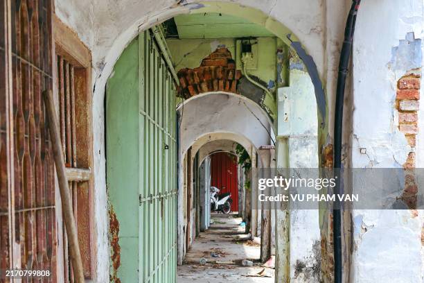 archway architectural feature in penang island - one way communication stock pictures, royalty-free photos & images