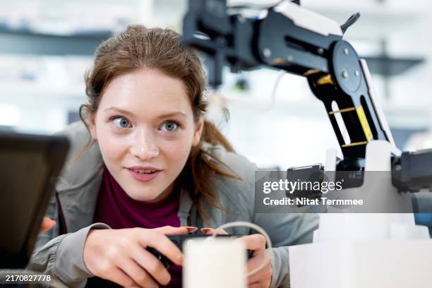 developed advanced digital literacy skills through robotics coding in a university engineering laboratory. - fühler stock-fotos und bilder