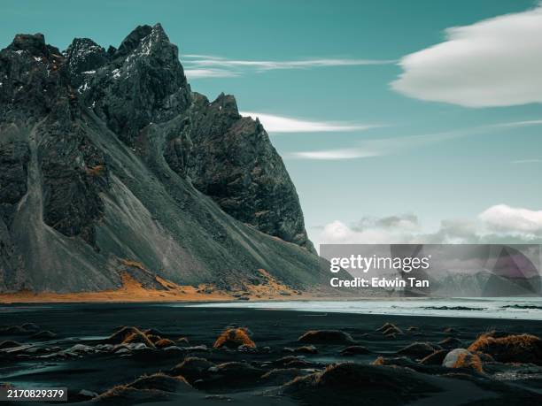 vestrahorn mountain in stokksnes, iceland - bergketen stockfoto's en -beelden