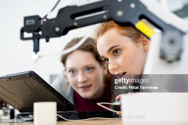 learning robotics engineering develops design thinking and cultivates programming and coding skills. prepares for future careers with engineering technology and innovation. - robotics classroom stock pictures, royalty-free photos & images