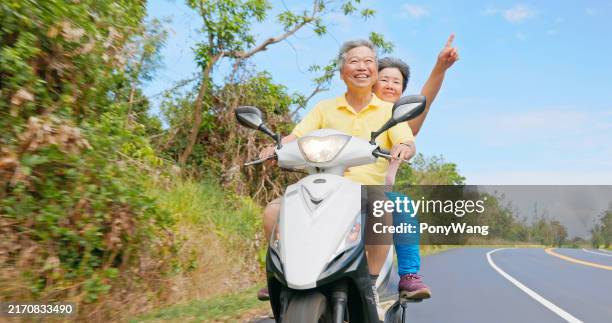 elder couple ride motorcycle happy - weg wijzen stockfoto's en -beelden