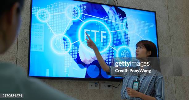 presentación de la empresaria etf ai - exchange traded fund fotografías e imágenes de stock