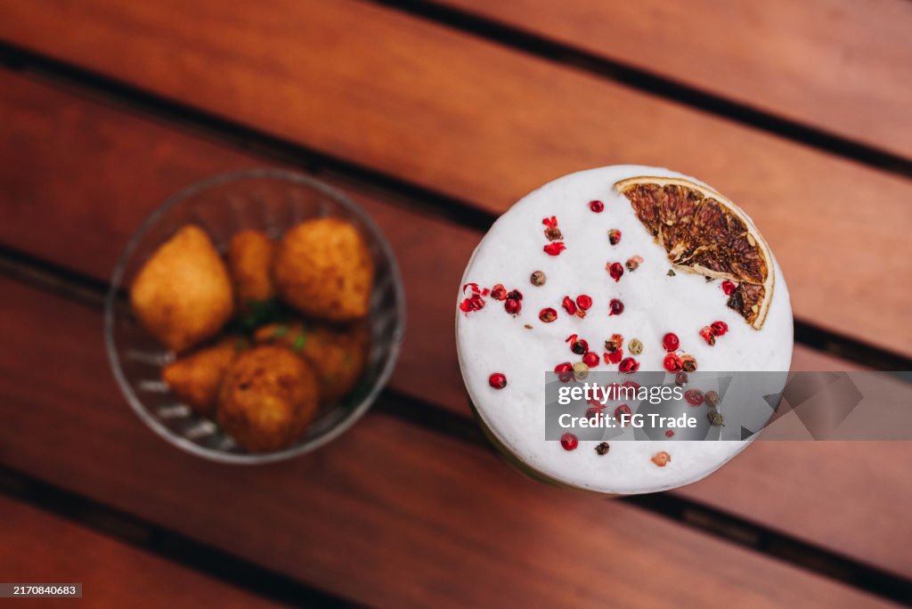 Close-up, de, um, coquetel, bebida, e, aperitivos, em, restaurante